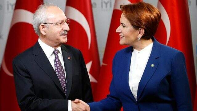 İYİ Parti ilçe teşkilatı, 'İttifak hukukuna uygun davranmadınız' deyip CHP'ye siyah çelenk bıraktı İYİ Parti ilçe teşkilatı,