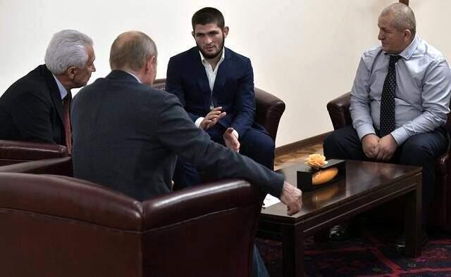 Putin, Müslüman dövüşçü Khabib ile bir araya geldi