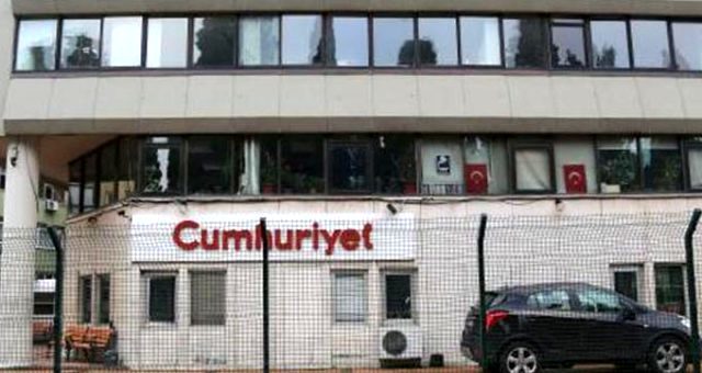 Yargıtay'ın yerel mahkemenin kararını bozmasının ardından eski <a class='keyword-sd' href='/cumhuriyet-gazetesi/' title='Cumhuriyet Gazetesi'>Cumhuriyet Gazetesi</a> yazarları tahliye edildi