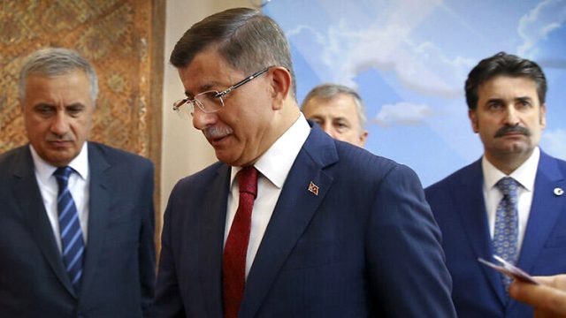 Alpay Özalan'dan dikkat çeken Davutoğlu çıkışı: Kovulduktan sonra 'istifa ediyorum' dedi
