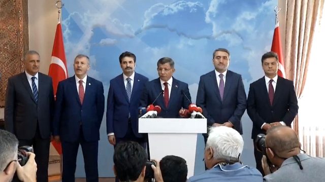 Davutoğlu, istifa metnini okumak için 5 isimle kamera karşısına geçti