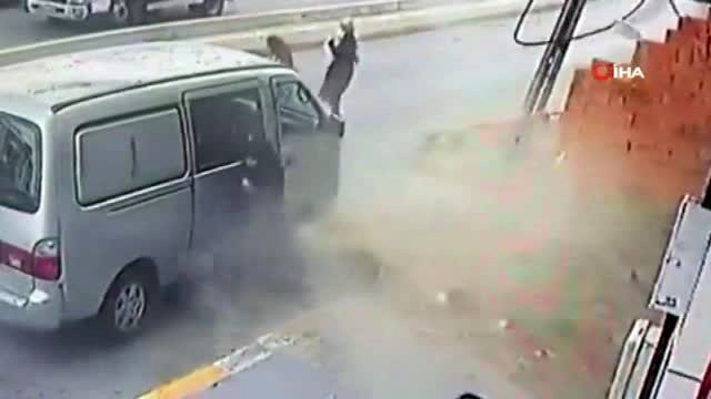 Esenyurt'ta bir kadın, bebeğiyle birlikte uçan kiremitlerin altında kalmaktan son anda kurtuldu