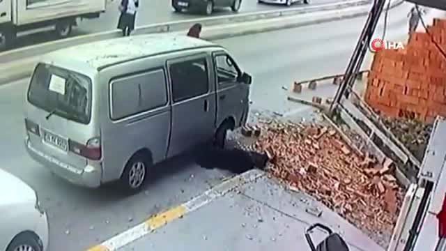 Esenyurt'ta bir kadın, bebeğiyle birlikte uçan kiremitlerin altında kalmaktan son anda kurtuldu