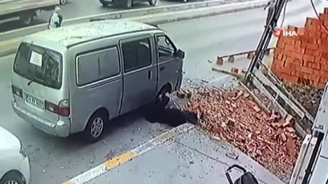Esenyurt'ta bir kadın, bebeğiyle birlikte uçan kiremitlerin altında kalmaktan son anda kurtuldu