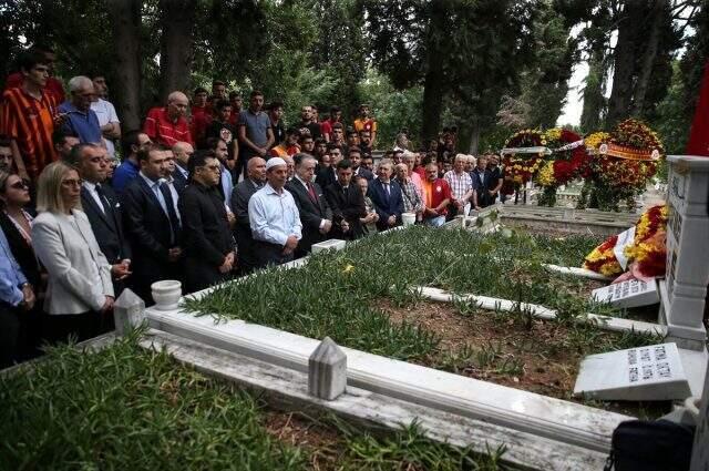 Metin Oktay kabri başında anıldı