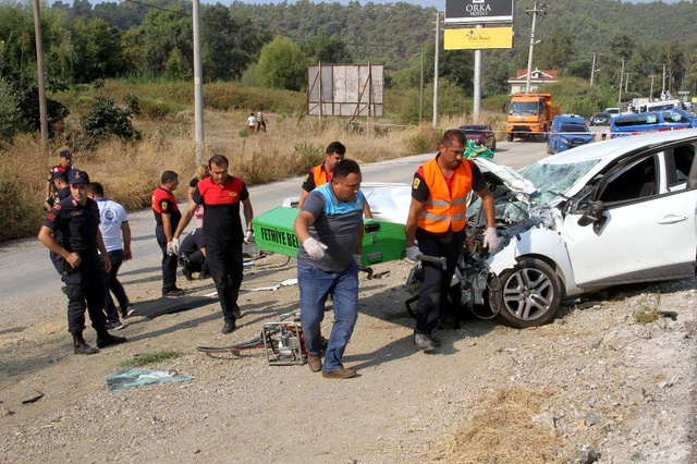 Muğla'da iki araç kafa kafaya çarpıştı: 1 ölü, 1 yaralı