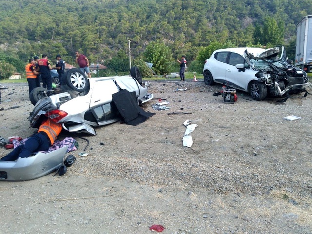 Muğla'da iki araç kafa kafaya çarpıştı: 1 ölü, 1 yaralı
