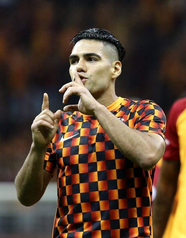 Radamel Falcao, maç sonunda 3'lü çektirdi Radamel Falcao, maç sonunda 3'lü çektirdi