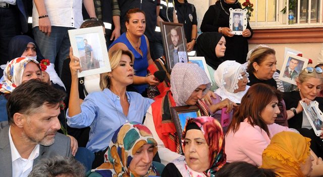 Ünlü sanatçılar, HDP önünde eylem yapan anneleri ziyaret etti