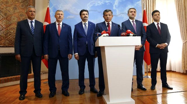 Ahmet Davutoğlu ve ekibinin ardından AK Parti'den iki kişi daha istifa etti