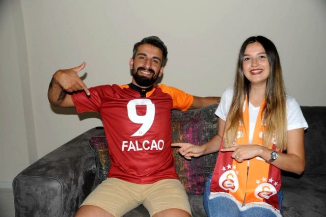 Galatasaray forması giyen damat ve geline Falcao'dan mutluluk mesajı!