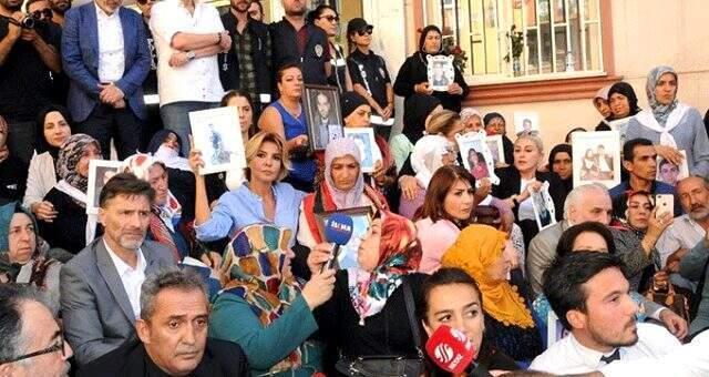 Gülben Ergen'den HDP il binasının önünde eylem yapan ailelere destek ziyareti