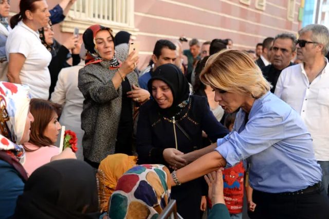 Gülben Ergen'den HDP il binasının önünde eylem yapan ailelere destek ziyareti