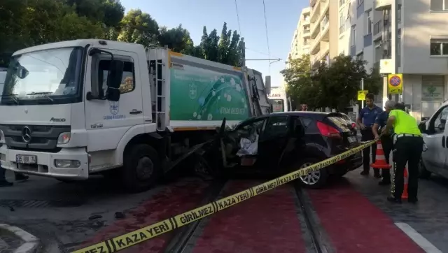 İzmir'de feci kaza! Otomobil, çöp kamyonunun altına girdi: 2 ölü, 2 yaralı