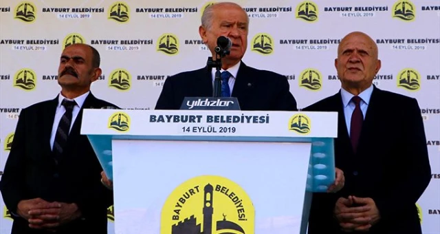MHP lideri Bahçeli, Arınç ve Davutoğlu'nu sert ifadelerle suçladı