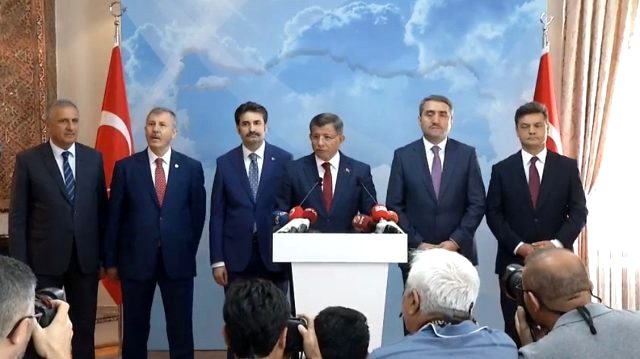 MHP lideri Bahçeli, Arınç ve Davutoğlu'nu sert ifadelerle suçladı
