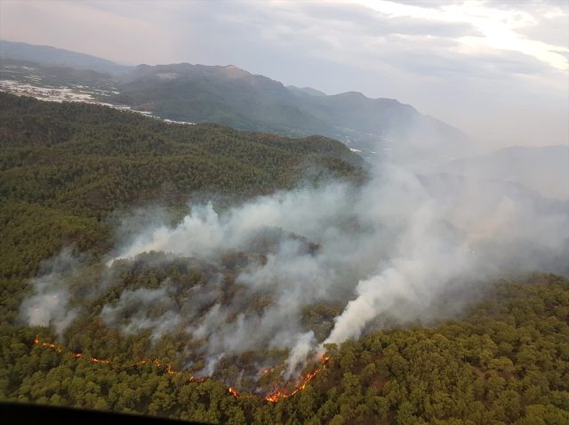 Ortaca'da çıkan orman yangınına 9 helikopterle müdahale ediliyor