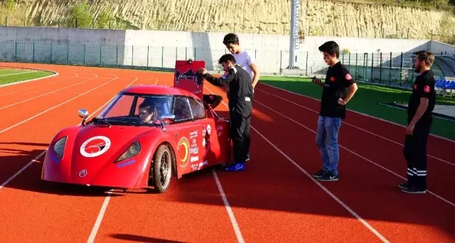 Öğrenciler 1 lira ile 100 kilometre gidebilen otomobil yaptı