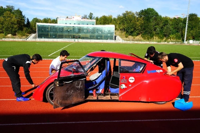 Öğrenciler 1 lira ile 100 kilometre gidebilen otomobil yaptı