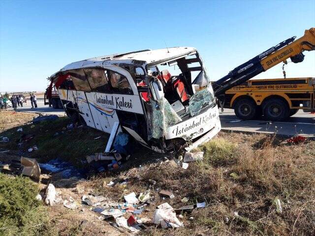 Afyonkarahisar'da yolcu otobüsü devrildi: 1 ölü, 40 yaralı Afyonkarahisar'da yolcu otobüsü devrildi: 1 ölü, 40 yaralı