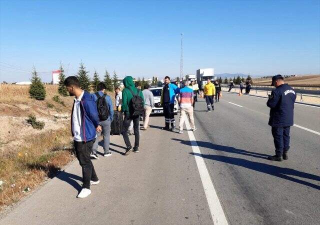 Afyonkarahisar'da yolcu otobüsü devrildi: 1 ölü, 40 yaralı Afyonkarahisar'da yolcu otobüsü devrildi: 1 ölü, 40 yaralı