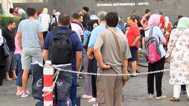 Bayrampaşa'da 12 katlı otelde yangın! 200 kişi tahliye edildi