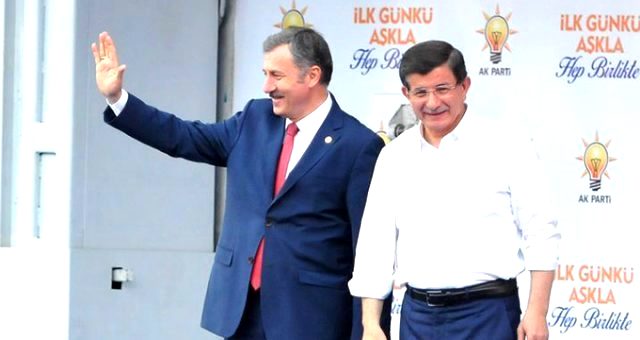 Davutoğlu'nun ekibinden Selçuk Özdağ: AK Parti'den 10 milletvekili ile görüşülüyor