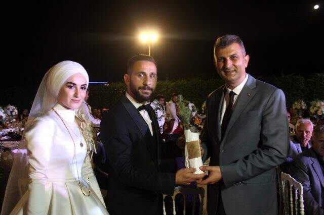 Gelin ve damadın nikah şekeri yerine dağıttığı fidanlar tüm misafirleri şaşırttı