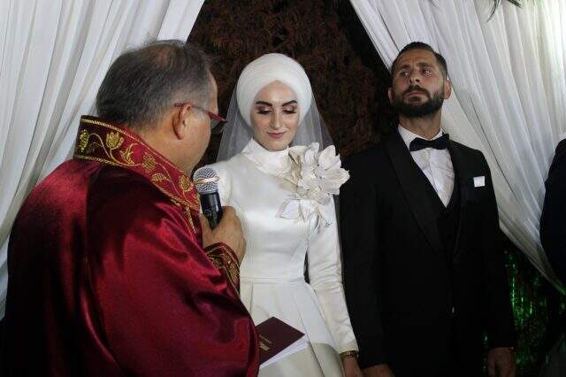 Gelin ve damadın nikah şekeri yerine dağıttığı fidanlar tüm misafirleri şaşırttı