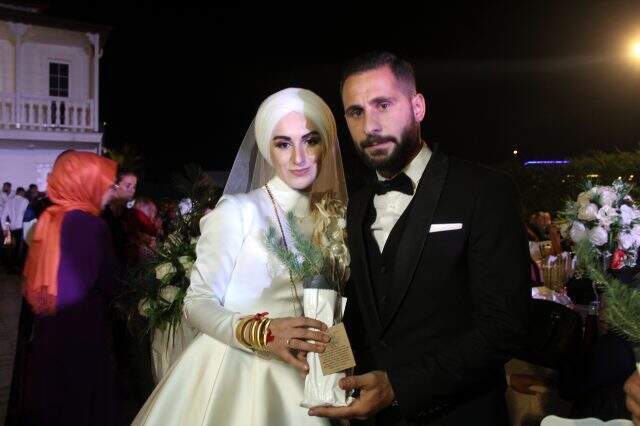 Gelin ve damadın nikah şekeri yerine dağıttığı fidanlar tüm misafirleri şaşırttı