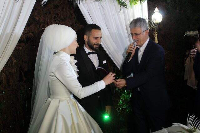 Gelin ve damadın nikah şekeri yerine dağıttığı fidanlar tüm misafirleri şaşırttı