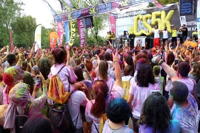 Renkli koşu festivali Color Sky 5K bin kişinin katılımıyla gerçekleşti