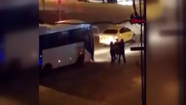 Taksici, aynasını kıran kadını sokak ortasında tekme tokat dövdü! Olay anı kameraya yansıdı