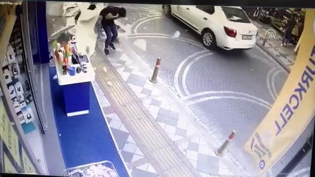 Kaldırımda yürüyen anne ve kızının üzerine dış cephe kaplaması düştü