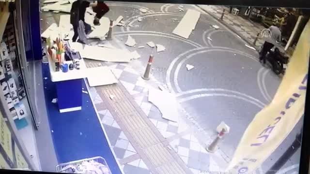 Kaldırımda yürüyen anne ve kızının üzerine dış cephe kaplaması düştü
