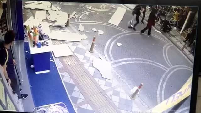 Kaldırımda yürüyen anne ve kızının üzerine dış cephe kaplaması düştü