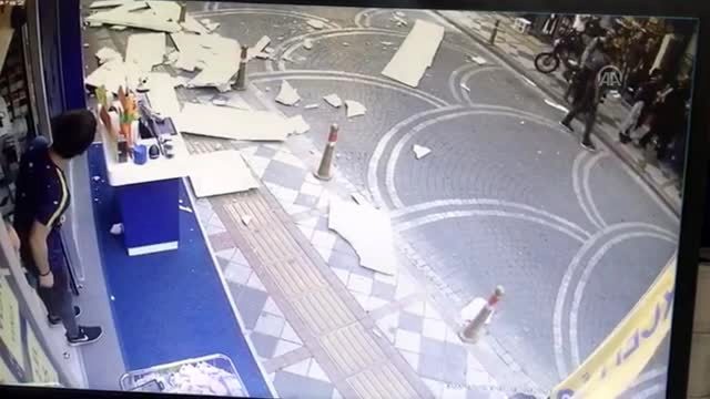 Kaldırımda yürüyen anne ve kızının üzerine dış cephe kaplaması düştü