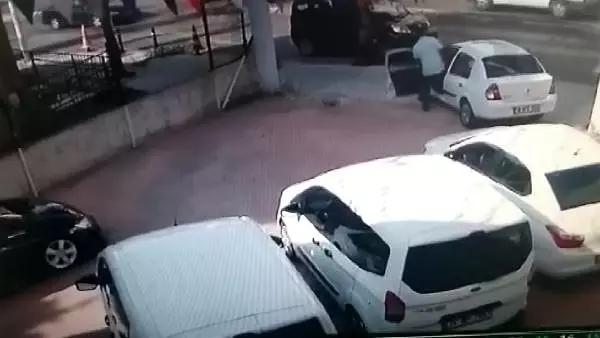 Beğendiği aracı kontrol eden vatandaş, bir anda yola savruldu