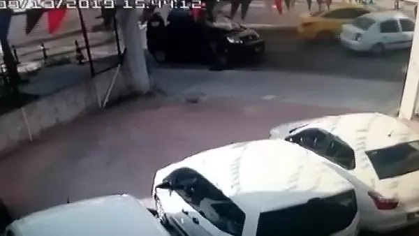 Beğendiği aracı kontrol eden vatandaş, bir anda yola savruldu