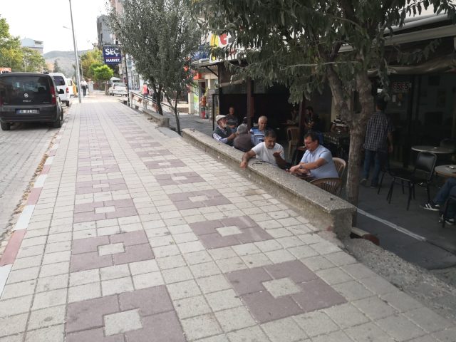 Belediye kapı önündeki masa sandalyeyi toplayınca vatandaşlar kaldırımlara oturdu