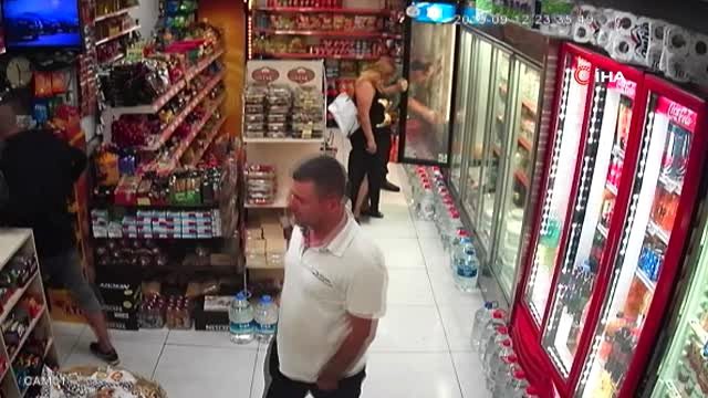 Beyoğlu'nda bir market sahibi, para çalmak isteyen hırsızı yumrukladı