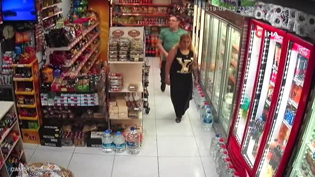 Beyoğlu'nda bir market sahibi, para çalmak isteyen hırsızı yumrukladı