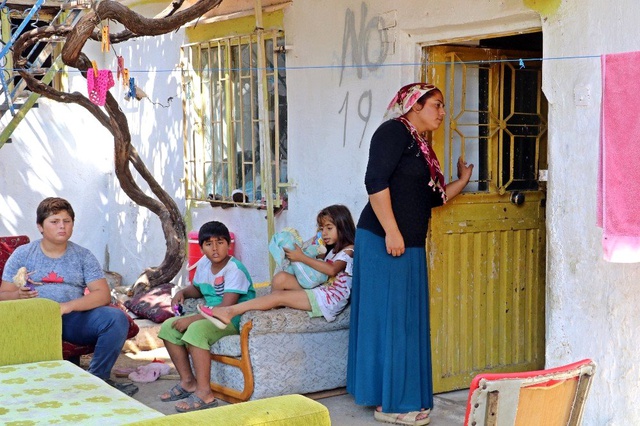 Yılanların eve yuva yaptığını iddia eden kadın, 3 çocuğuyla damda uyuyor