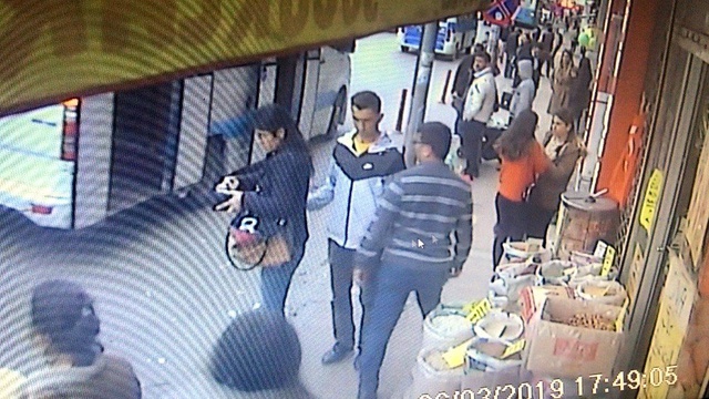 Herkesin gözü önünde kadının cebinden telefonu aldı
