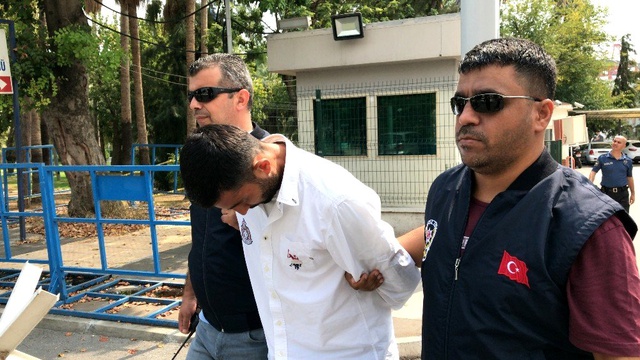Herkesin gözü önünde kadının cebinden telefonu aldı