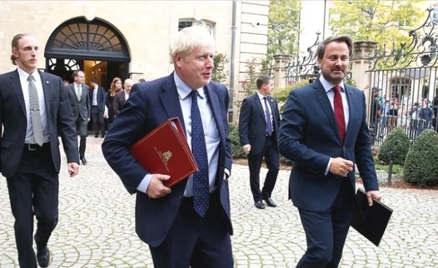 İngiltere Başbakanı Johnson tepkiler üzerine kürsüye çıkamayınca Lüksemburg Başbakanı Bettel basın toplantısını tek başına yaptı