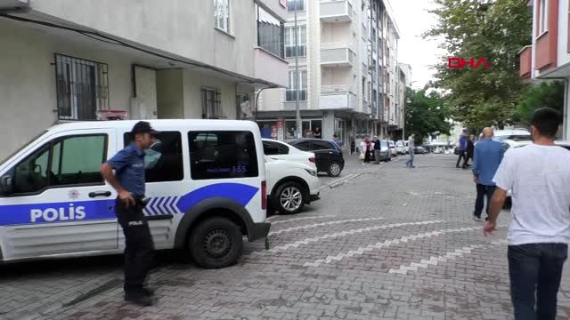 Damadı tarafından bıçaklanan talihsiz kadın, kanlı elleriyle duvara vurarak yardım istedi