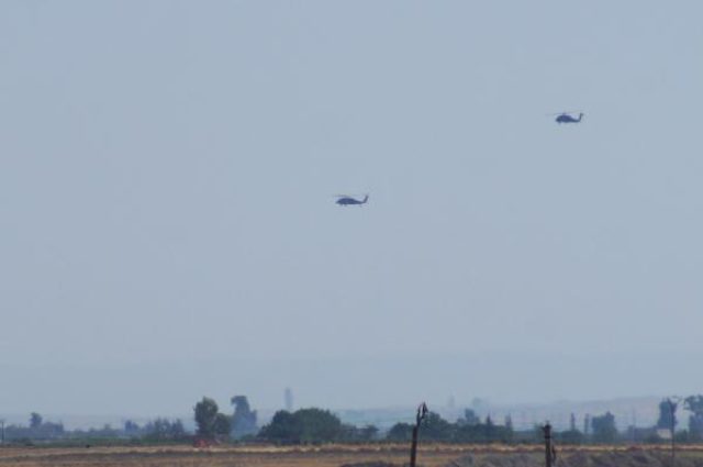 Ortak devriyedeki helikopterleri gören PKK'lı teröristlerde büyük panik! Hendek kazmayı durdurdular