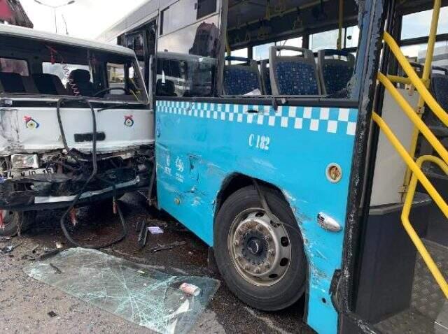 Ümraniye'de kamyon otobüse çarptı: 9 yaralı