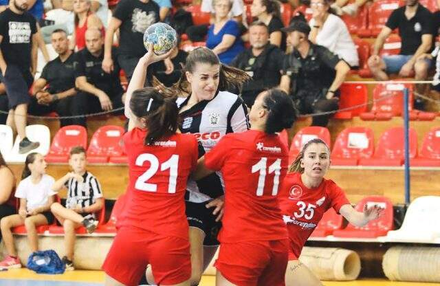 Yunanistan'da skandal! Türk bayrağına izin vermediler, kadın sporculara tükürdüler Yunanistan'da skandal! Türk bayrağına izin vermediler, kadın sporculara tükürdüler